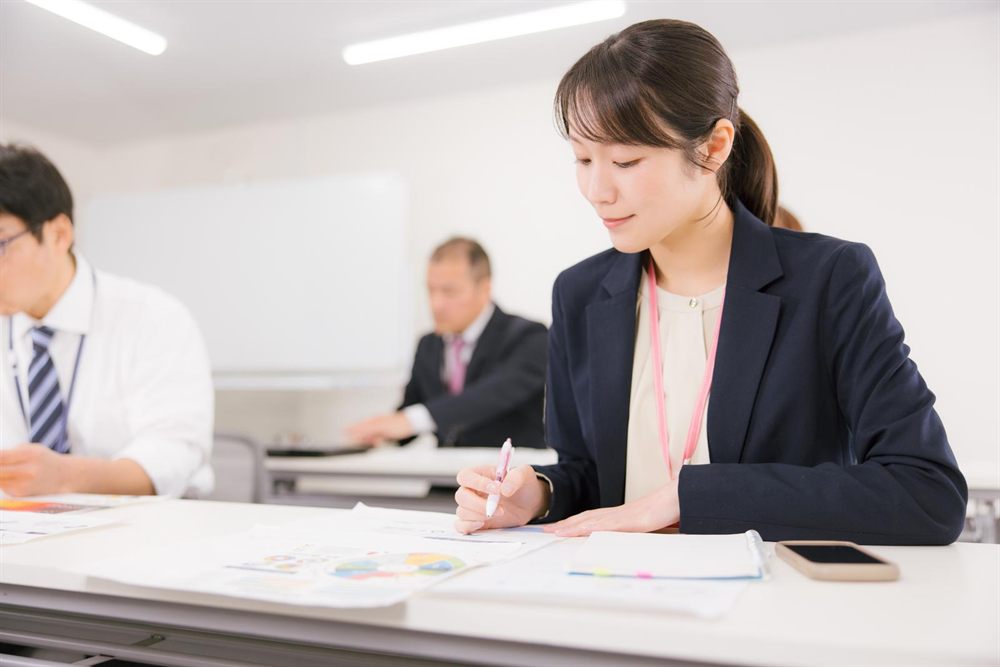 ワークシートに記入する参加者